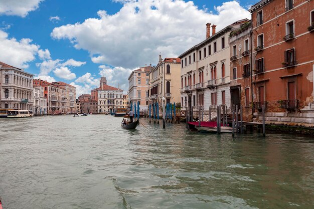 Schilderachtig kanaal met oude gebouwen in Venetië, Italië..