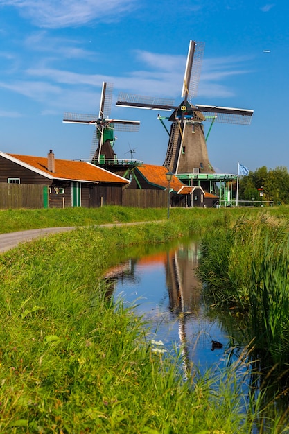 Schilderachtig landelijk landschap met windmolens in de Zaanse Schans, Holland, Nederland