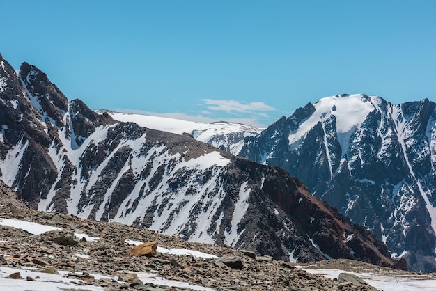 Schilderachtig landschap met besneeuwde bergtop Prachtig uitzicht vanaf de berg stonu snowu naar de bergketen onder de blauwe lucht op een zonnige dag Fantastisch landschap met sneeuwbergen in zonlicht op zeer grote hoogte