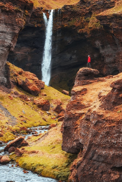 schilderachtig landschap van bergen en waterval