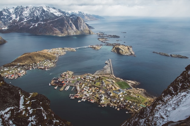 Schilderachtig landschap van de Lofoten-eilanden: toppen, meren en huizen. Reine dorp, rorbu, reinbringen