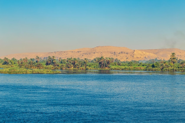 Schilderachtig landschap van de rivier de Nijl Cruise op de Nijl Uitzicht op de kust Aswan Egypte 20 oktober 2023