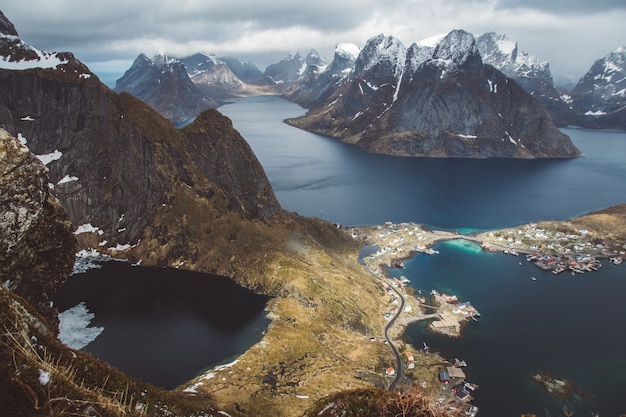 Schilderachtig landschap van lofoten-eilanden, meren en huizen