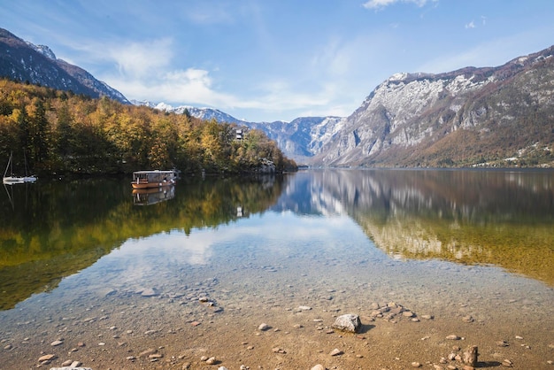 Schilderachtig meer van Bohinj dat de Alpen weerspiegelt. Triglav Nationaal Park in Slovenië in de herfst
