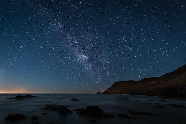 Schilderachtig nachtlandschap met de Melkweg aan de kust van de Escullos in Cabo de Gata in Spanje