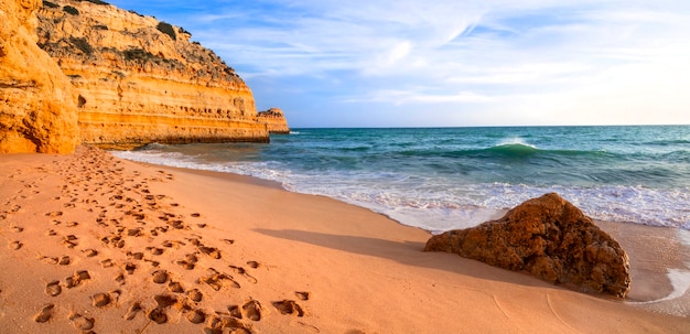 Schilderachtig overzees landschap over zonsondergang in het strand van de Algarve