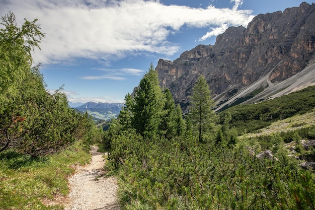 Schilderachtig pad door een kloof in het natuurpark Puez Odle. Italiaanse Dolomieten