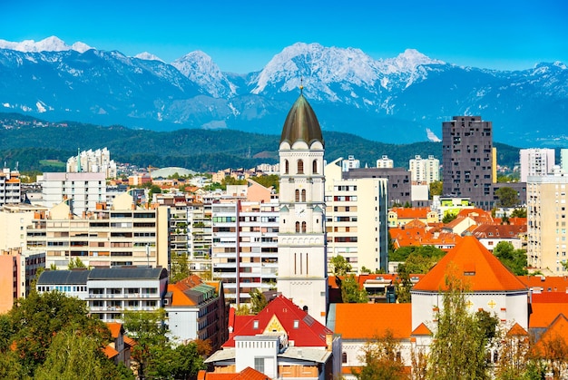 Schilderachtig panorama van Ljubljana met bergen op de achtergrond, Slovenië