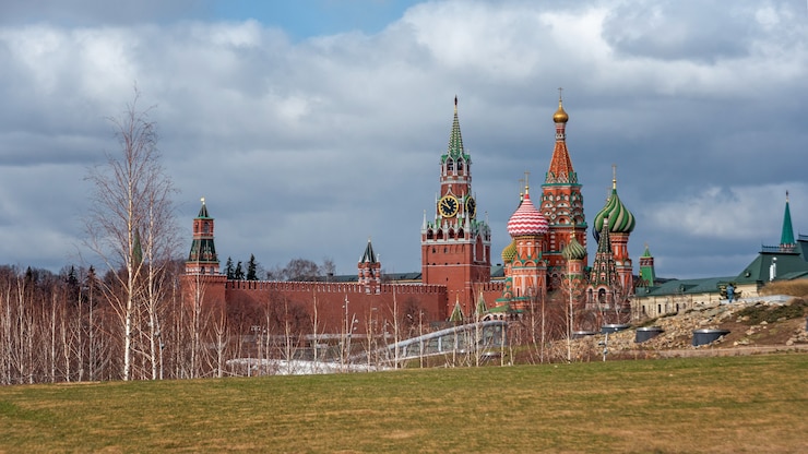 Foto schilderachtig panorama van zaryadye park met uitzicht op de sint-basiliuskathedraal en het kremlin van moskou, rusland. uitzicht op de bezienswaardigheden van moskou in het voorjaar. mooi landschap van het centrale park van moskou.