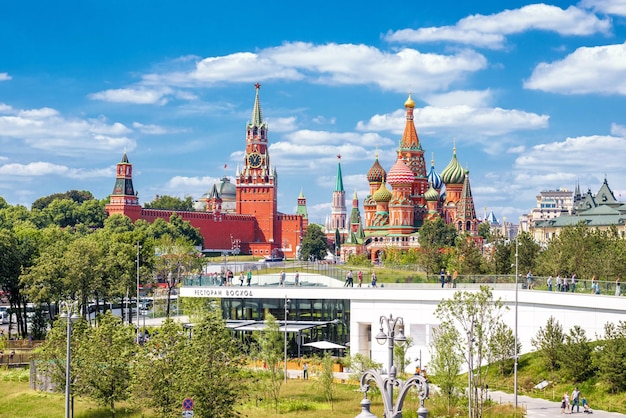 Schilderachtig panorama van Zaryadye Park met uitzicht op de Sint-Basiliuskathedraal en het Kremlin van Moskou