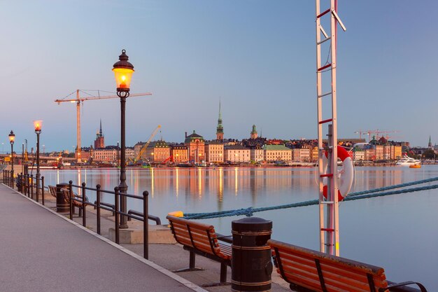 Foto schilderachtig panoramisch uitzicht op gamla stan in de oude stad in stockholm's nachts hoofdstad van zweden