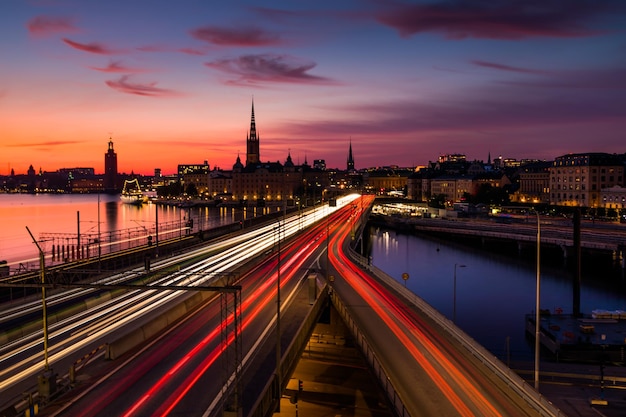 Schilderachtig panoramisch uitzicht op Gamla Stan uitzicht op oude gebouwen en autoverkeer bij de brug Stockholm, Zweden