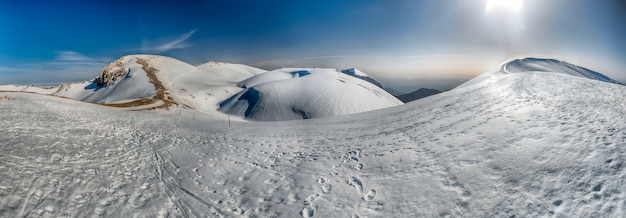 schilderachtig panoramisch winterlandschap met besneeuwde bergen in Italië
