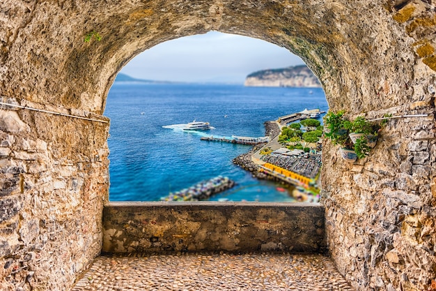 Schilderachtig rotsboogbalkon met uitzicht op de golf van napels vanuit sorrento, italië