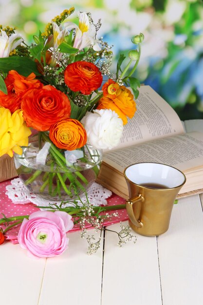 Schilderachtig stilleven van bloemen boterbloemen op houten tafel op natuurlijke achtergrond