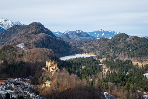 Foto schilderachtig uitzicht op bergen en bomen tegen de lucht