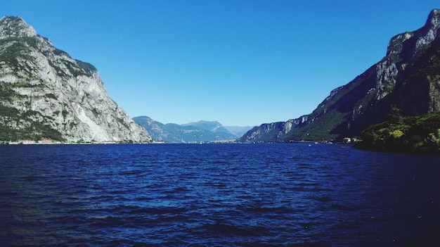 Schilderachtig uitzicht op bergen en een meer tegen een heldere blauwe lucht