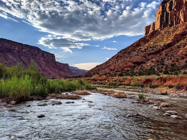 Foto schilderachtig uitzicht op bergen tegen de lucht canyons ontmoeten een prachtige rivier in het amerikaanse zuidwesten