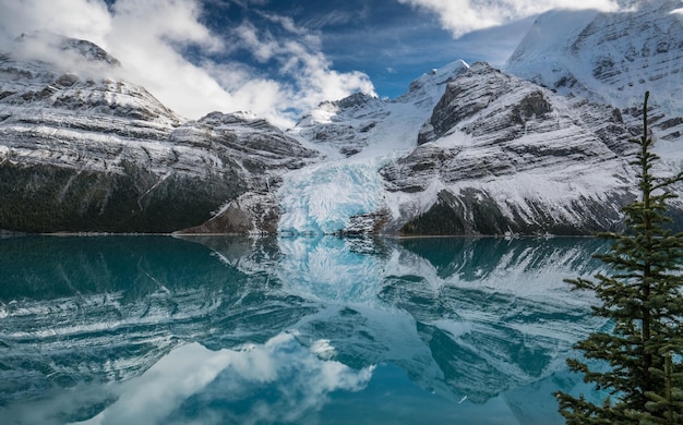 Schilderachtig uitzicht op besneeuwde bergen die zich weerspiegelen in het meer