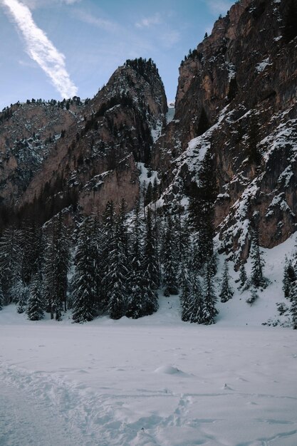 Foto schilderachtig uitzicht op besneeuwde bergen tegen de lucht winterwandeling door langental zuid-tirol