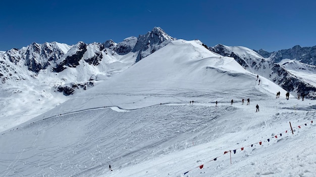 Schilderachtig uitzicht op besneeuwde bergen tegen een heldere blauwe hemel