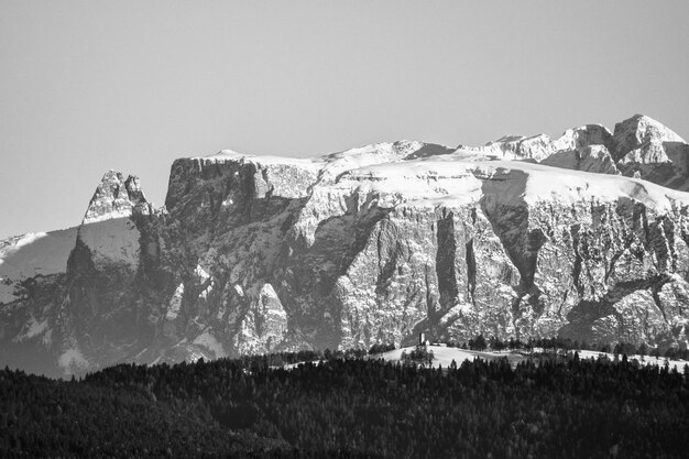 Foto schilderachtig uitzicht op besneeuwde bergen tegen een heldere hemel