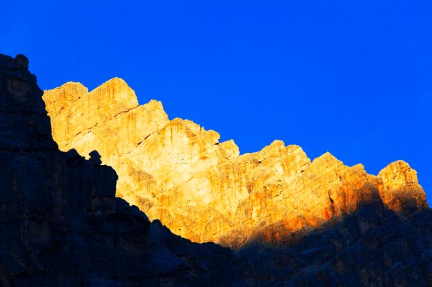 Foto schilderachtig uitzicht op cadini misurina tegen een heldere blauwe hemel