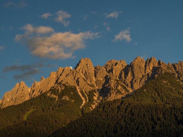 Foto schilderachtig uitzicht op de berg tegen de lucht