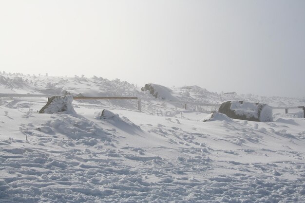 Schilderachtig uitzicht op de berg tegen een bewolkte hemel