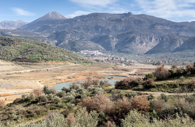 Schilderachtig uitzicht op de bergen het meer op het platteland op een zonnige winterdag Kreta Griekenland