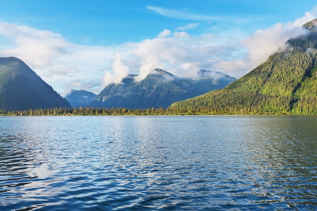 Schilderachtig uitzicht op de bergen in de Canadese Rockies in het zomerseizoen