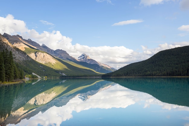 Schilderachtig uitzicht op de bergen in de Canadese Rockies in het zomerseizoen