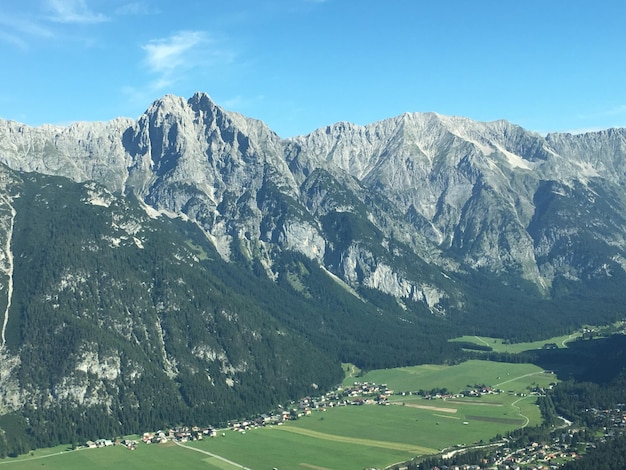 Foto schilderachtig uitzicht op de bergen tegen de hemel