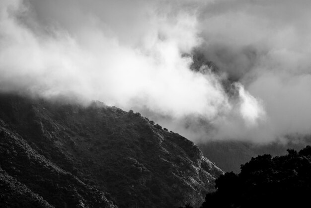 Schilderachtig uitzicht op de bergen tegen een bewolkte hemel