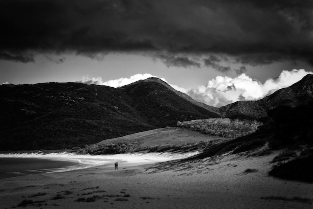 Schilderachtig uitzicht op de bergen tegen een bewolkte lucht in het Freycinet National Park