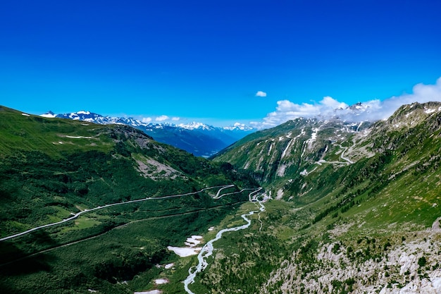 Foto schilderachtig uitzicht op de bergen tegen een blauwe hemel