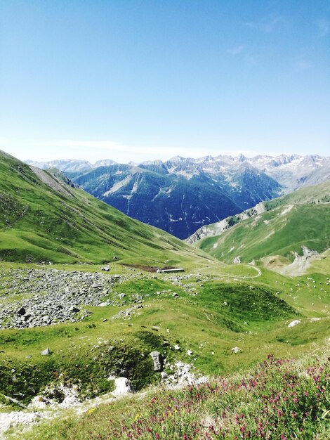 Foto schilderachtig uitzicht op de bergen tegen een heldere lucht