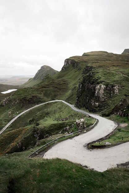 Foto schilderachtig uitzicht op de bergweg tegen de lucht