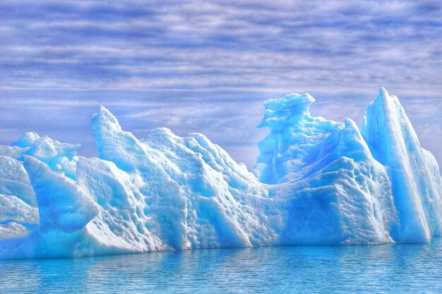 Foto schilderachtig uitzicht op de bevroren zee tegen de hemel