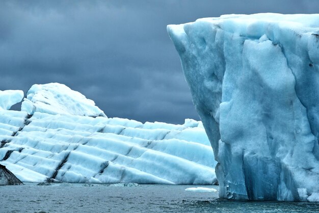 Foto schilderachtig uitzicht op de bevroren zee tegen de lucht - iceland jokulsarlon ijsbergen