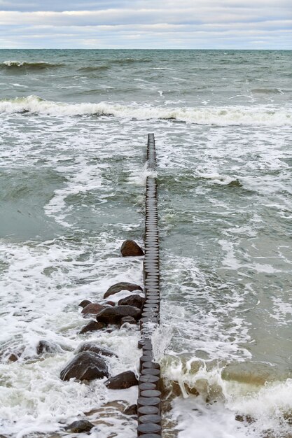 Schilderachtig uitzicht op de blauwe zee met schuimende golven