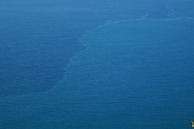 Foto schilderachtig uitzicht op de blauwe zee