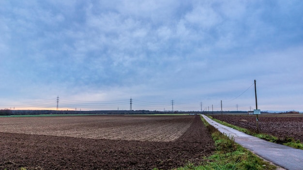 Schilderachtig uitzicht op de boerderij tegen de blauwe hemel