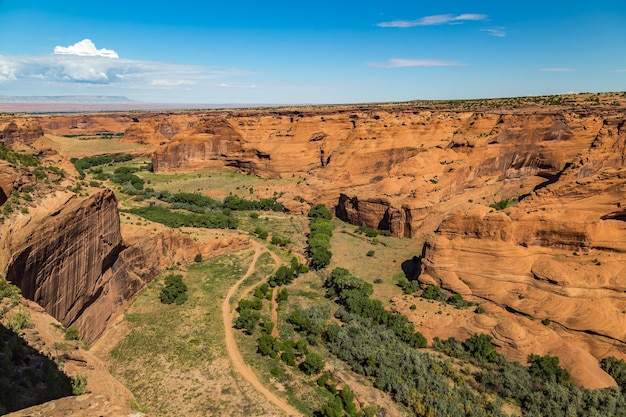 Schilderachtig uitzicht op de canyon de chelly op een zonnige dag