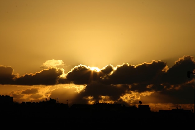 Foto schilderachtig uitzicht op de dramatische hemel tijdens de zonsondergang