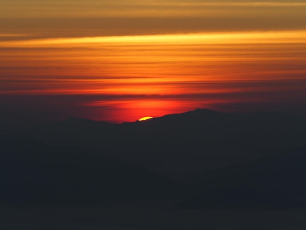 Foto schilderachtig uitzicht op de dramatische hemel tijdens de zonsondergang