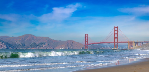 Schilderachtig uitzicht op de Golden Gate Bridge vanaf het strand van Baker in San Francisco, CA, de VS