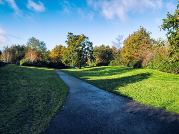 Foto schilderachtig uitzicht op de golfbaan tegen de lucht