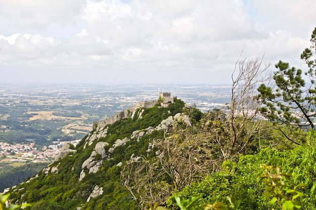 Schilderachtig uitzicht op de groene berg en het landschap tegen de lucht