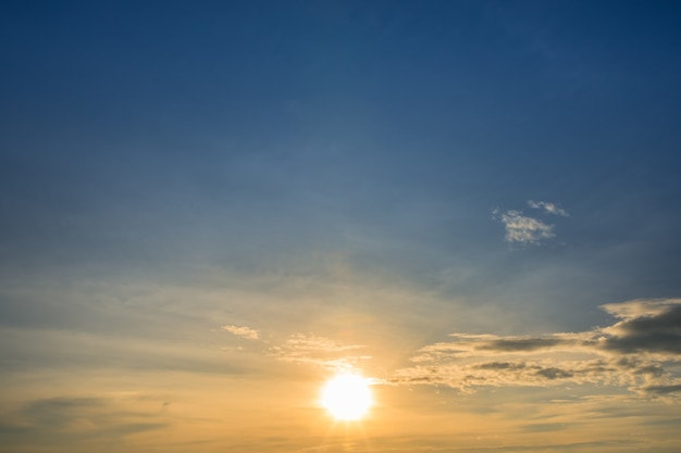 Schilderachtig uitzicht op de hemel tijdens zonsondergang